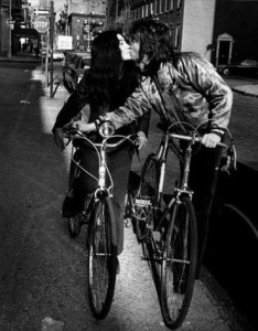 uso urbano de la bicicleta John y Yoko